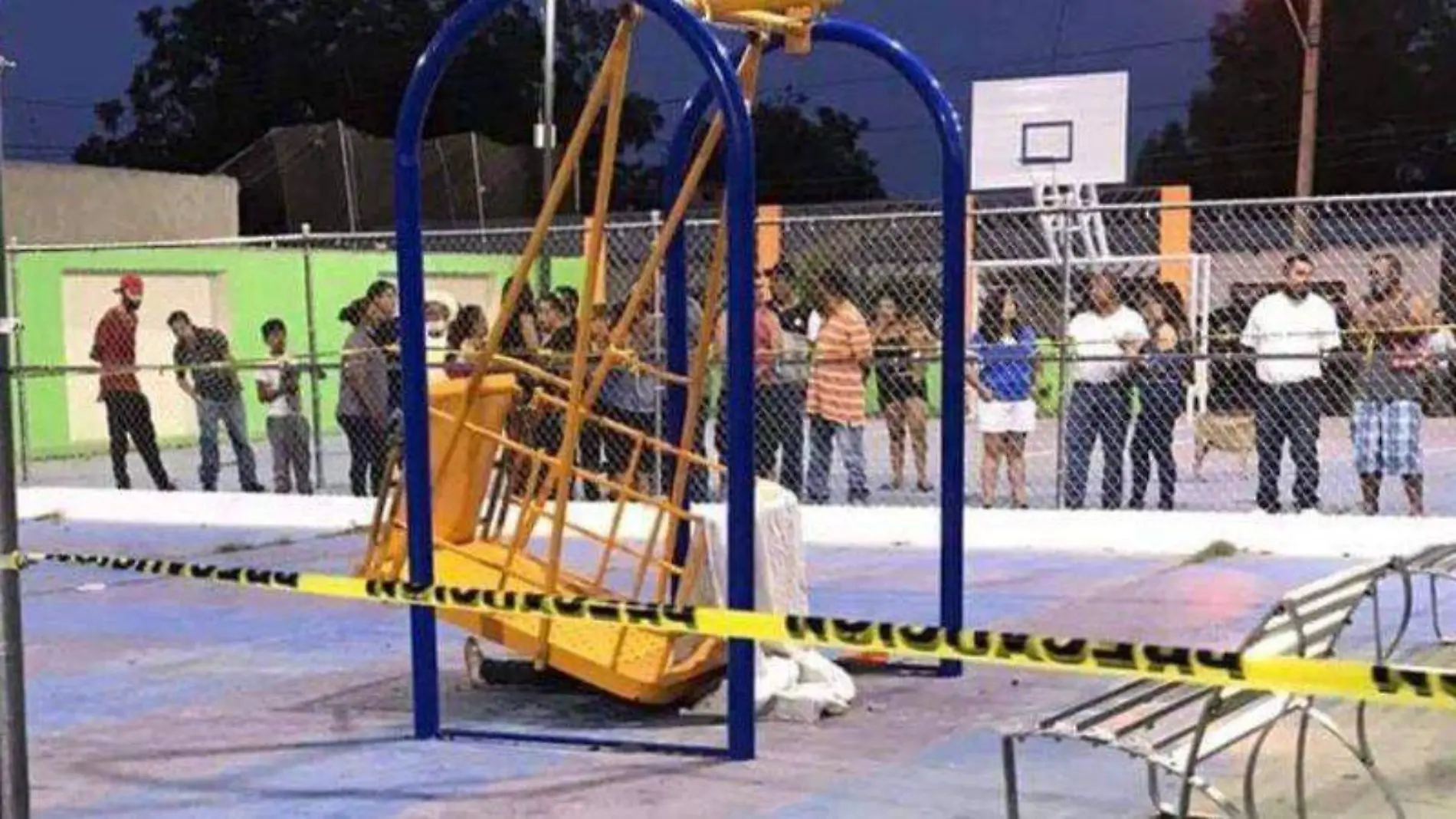 Niño muere aplastado por juego de parque